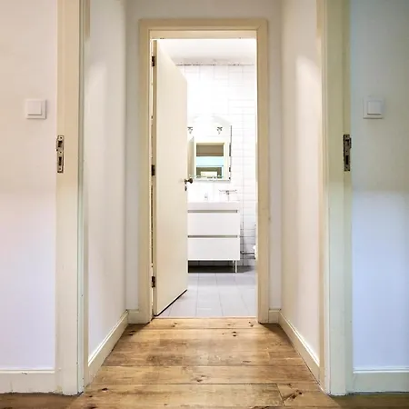 Apartment Market Place *