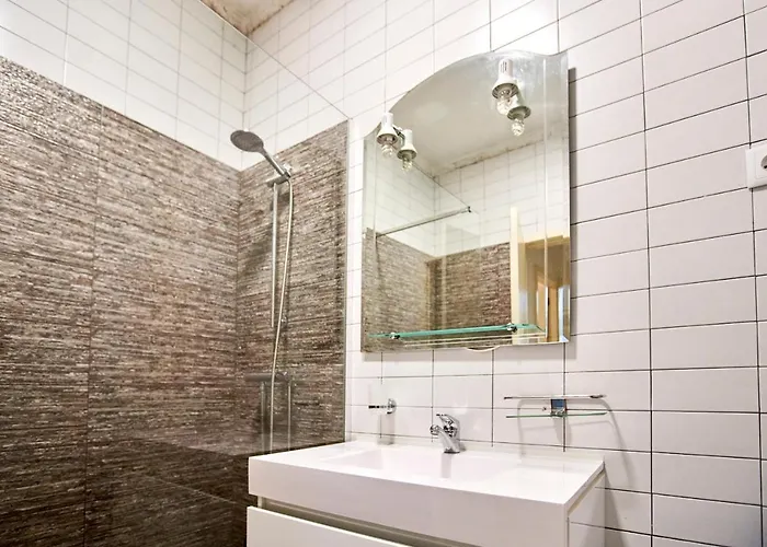 Apartment Market Place *