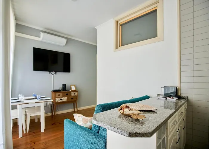 Apartment Market Place *